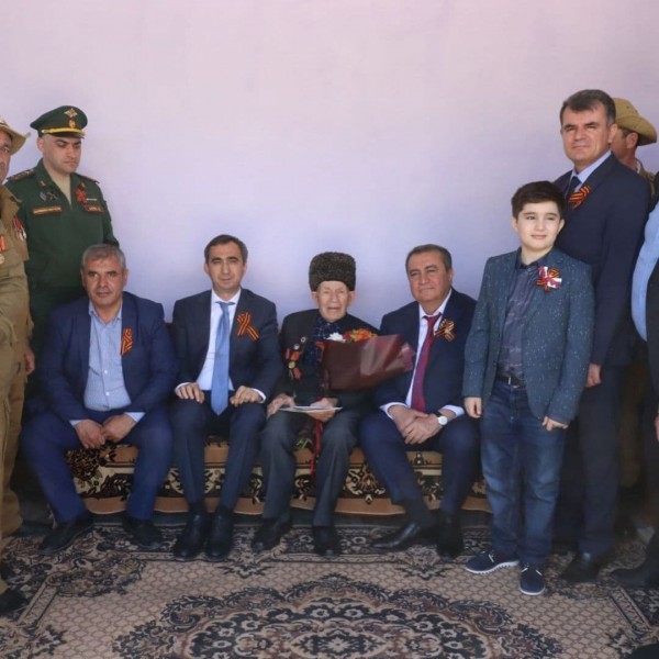 Заур Эминов поздравил ветеранов Великой отечественной войны с наступающим днем Великой Победы