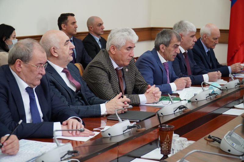 Заур Эминов принял участие в обсуждении вопросов строительства объектов инженерной инфраструктуры на переселенческой территории Новолакского района