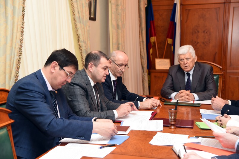 Агарагим Кагиргаджиев принял участие в совещании по вопросам управления земельными ресурсами республики в Народном собрании РД