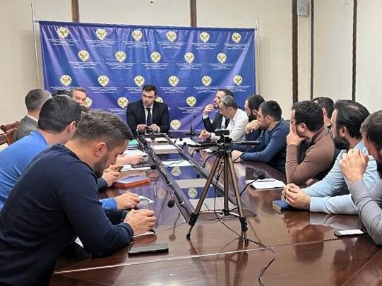 Реконструкцию аэропорта "Махачкала" обсудили в Минстрое Дагестана