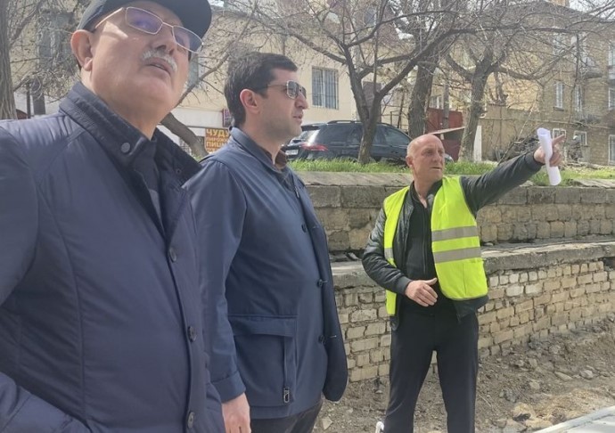 Батыр Эмеев проинспектировал ход работ по благоустройству дворовых территорий в Махачкале