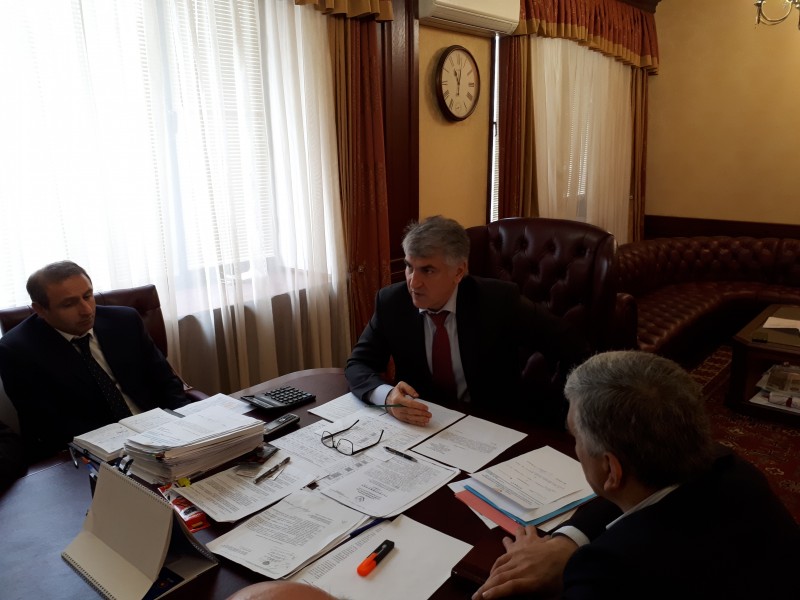 На плановом совещании министр призвал сотрудников приносить пользу государству