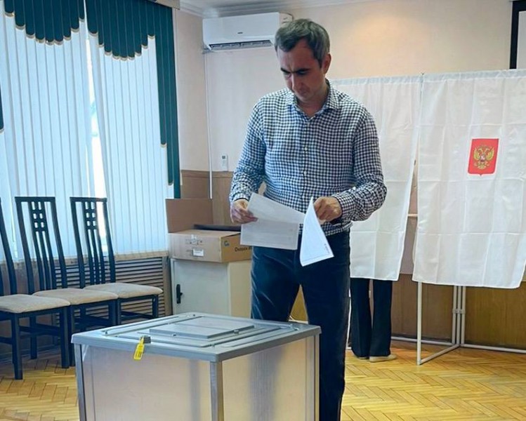 Глава Минимущества Дагестана Заур Эминов проголосовал в Единый день голосования