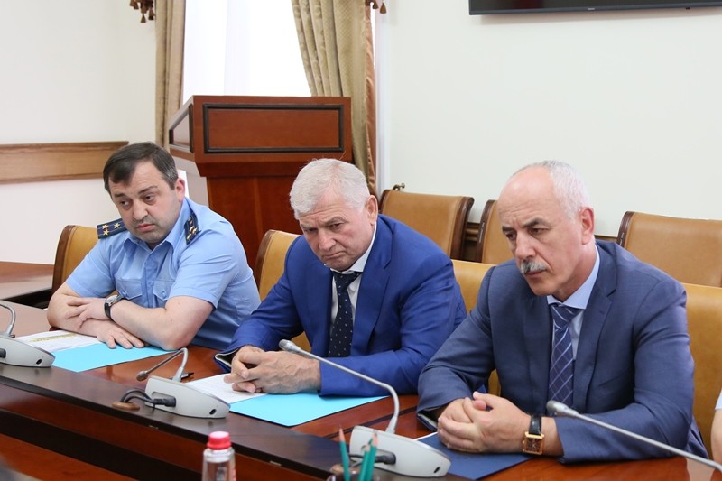 Минимущество работает в контексте - земли никто не забирает, люди должны спокойно работать