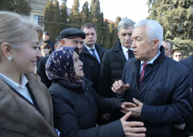 Глава Дагестана пообщался с жителями Буйнакска