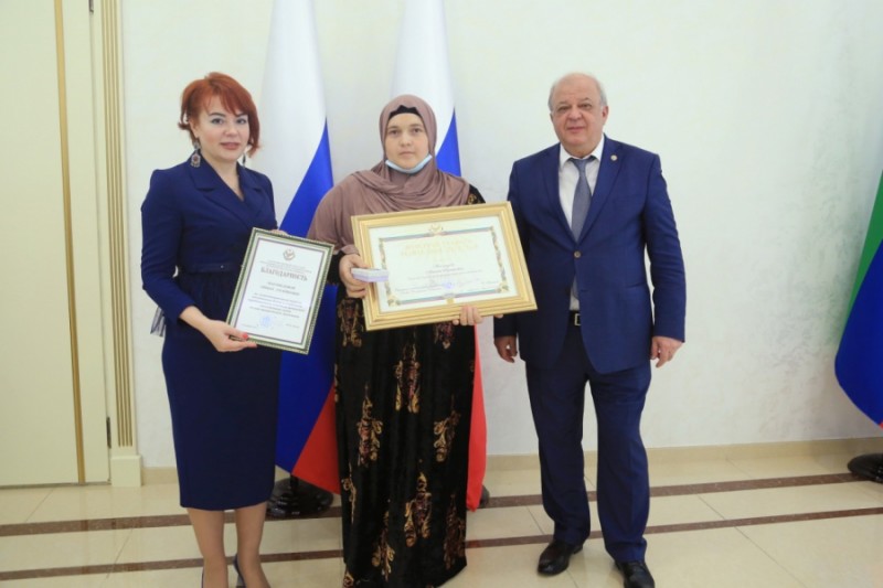 На День матери наградили многодетных матерей
