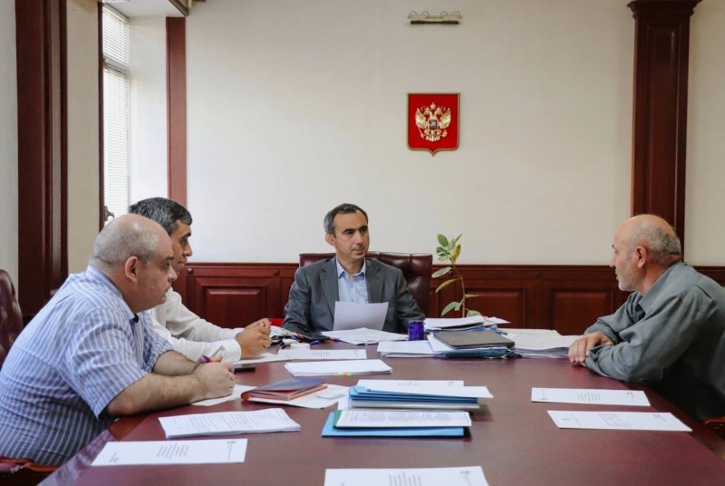 Заур Эминов провёл приём граждан в Минимуществе Дагестана