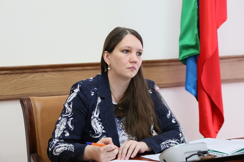 Минимущество работает в контексте - земли никто не забирает, люди должны спокойно работать