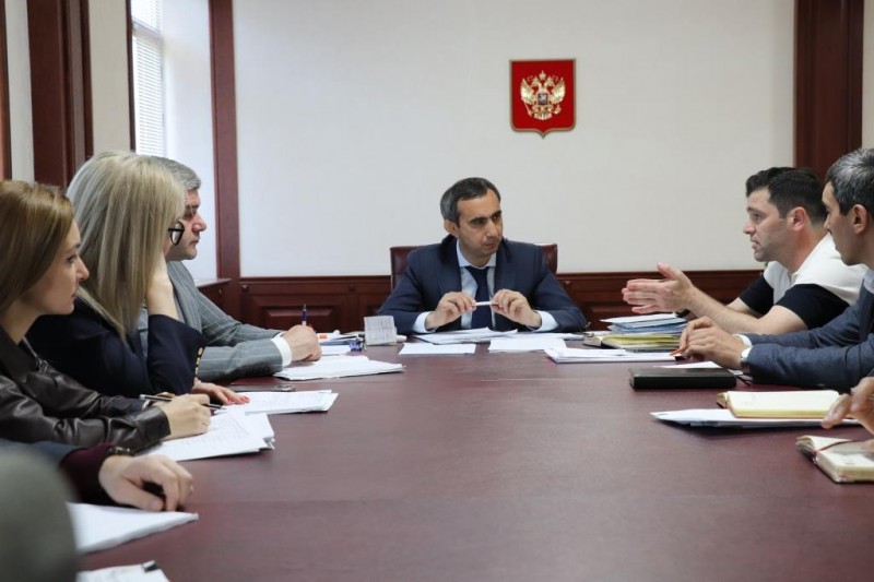 Заур Эминов провел рабочее совещание с сотрудниками Министерства