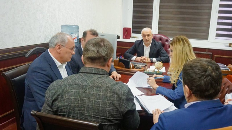 Под руководством Эмиля Татаева состоялось совещание с участием представителей Минтранса Дагестана и АО «РСУ»