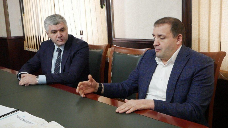 Хабиб Джанаев с рабочей поездкой посетил общеобразовательные организации г. Хасавюрта