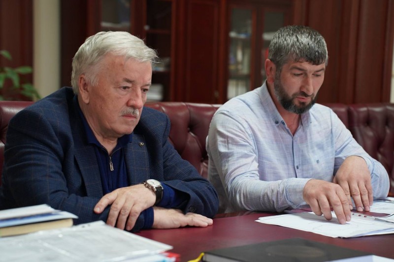 Глава Минимущества встретился с руководством Гумбетовского района