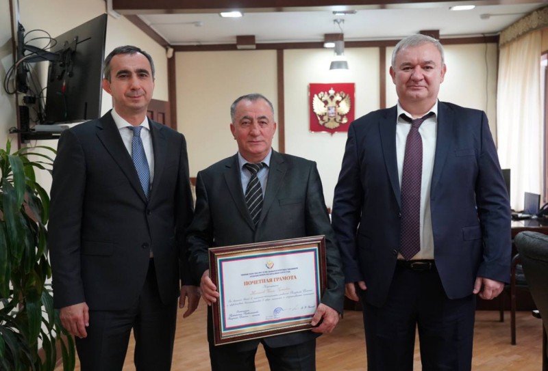 Заур Эминов наградил Почетными грамотами сотрудников Налоговой службы