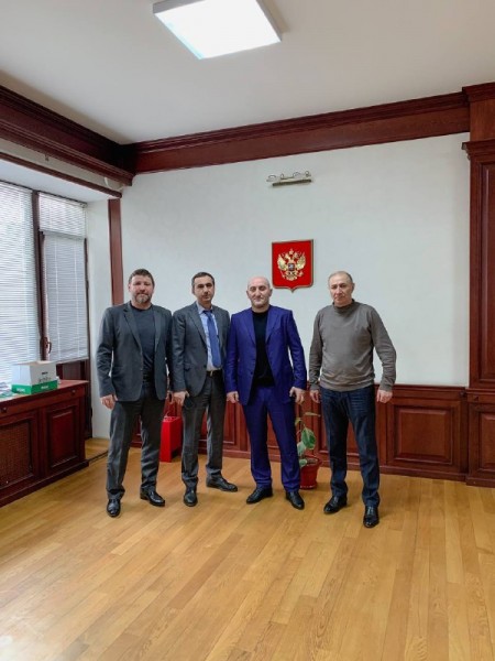 Глава Минимущества Заур Эминов провел рабочую встречу с руководством Тляратинского района