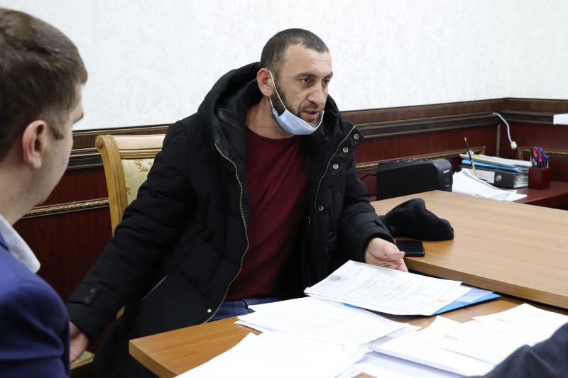 Первый заместитель министра по земельным и имущественным отношениям РД Мурад Алиев провел приём граждан