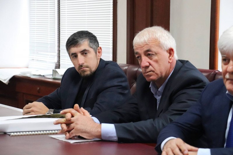 Руководитель Минимущества провел рабочую встречу с представителями Новолакского района