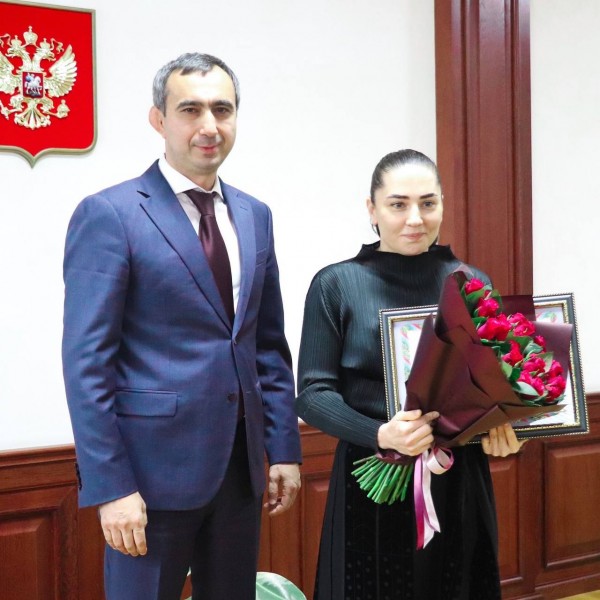 Глава Минимущества Дагестана Заур Эминов наградил отличившихся сотрудников Росреестра РД