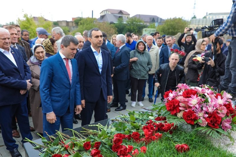 Заур Эминов возложил цветы к могиле известного дагестанского поэта Расула Гамзатова