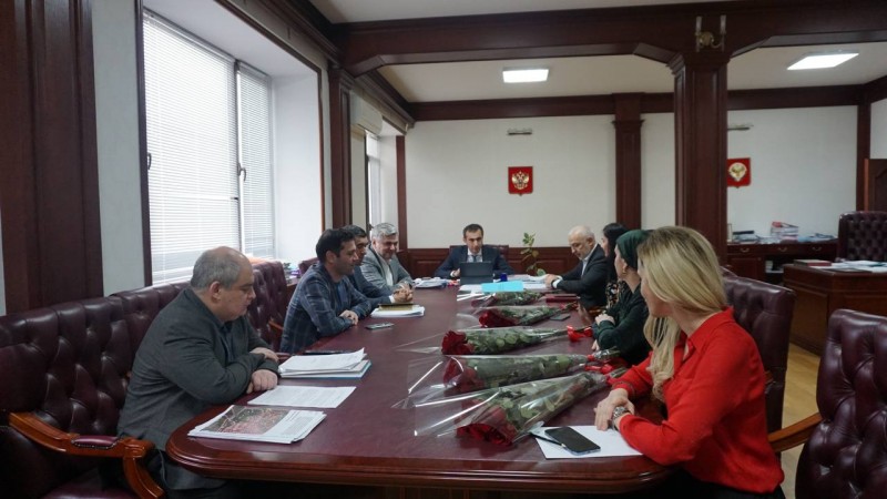 Глава Минимущества Заур Эминов поздравил сотрудниц ведомства с наступающим праздником