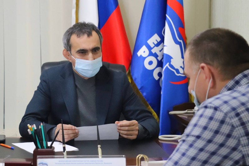Заур Эминов провел прием граждан в Общественной приемной Д.А.Медведева