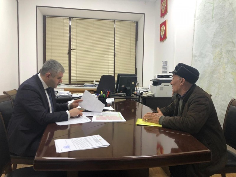 Прием граждан провел заместитель министра по земельным и имущественным отношениям Хабиб Джанаев