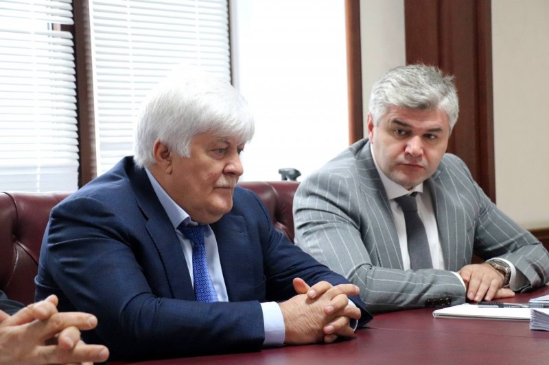 Руководитель Минимущества провел рабочую встречу с представителями Новолакского района