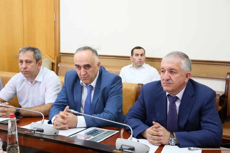Минимущество работает в контексте - земли никто не забирает, люди должны спокойно работать