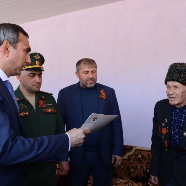 Заур Эминов поздравил ветеранов Великой отечественной войны с наступающим днем Великой Победы