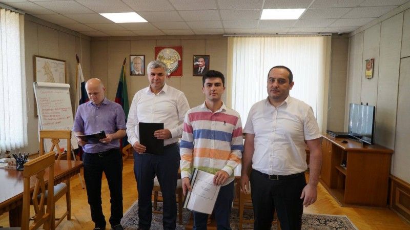 Первый заместитель министра Хабиб Джанаев вручил ключи от квартир детям-сиротам