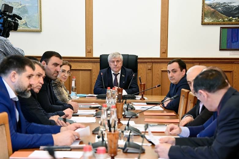 Эмиль Татаев принял участие в заседании Комитета НC РД по экономической политике, инвестициям и предпринимательству
