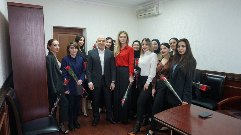 Статс-секретарь – заместитель министра Эмиль Татаев поздравил женскую часть коллектива Минимущества с 8 марта