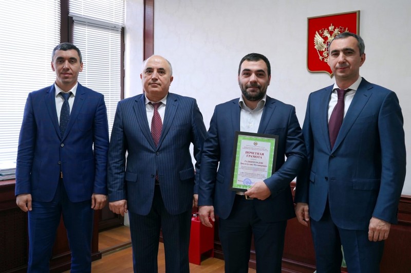 Сотрудников отдела распоряжения землями наградили Почетными грамотами от Минсельхозпрода Дагестана