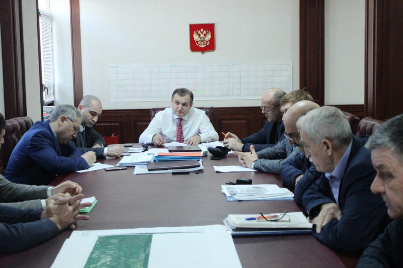 Министр по земельным и имущественным отношениям рассмотрел вопрос спорной ситуации между жителями села Львовский № 1 Бабаюртовского района и арендаторами земли