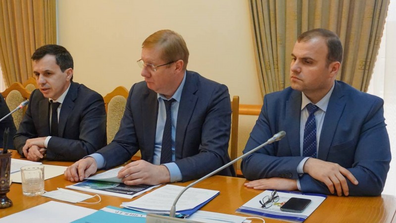 Под руководством Заура Эминова прошло совещание с участием представителей муниципальных образований Республики Дагестан