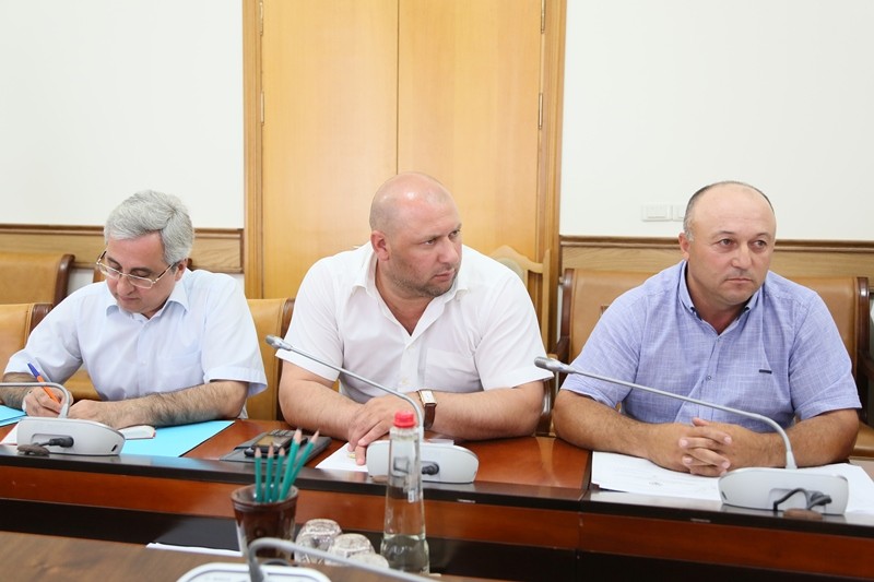 Минимущество работает в контексте - земли никто не забирает, люди должны спокойно работать