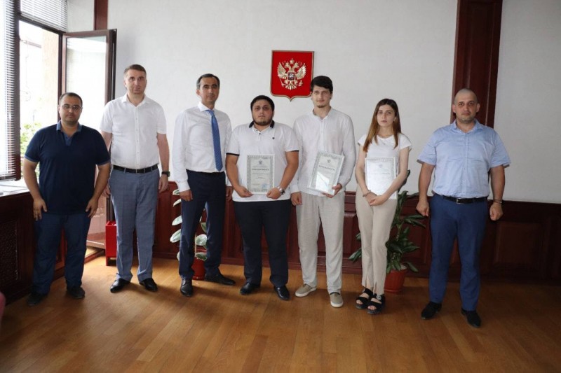Заур Эминов поздравил выпускников ДГУНХ с успешным окончанием учебы