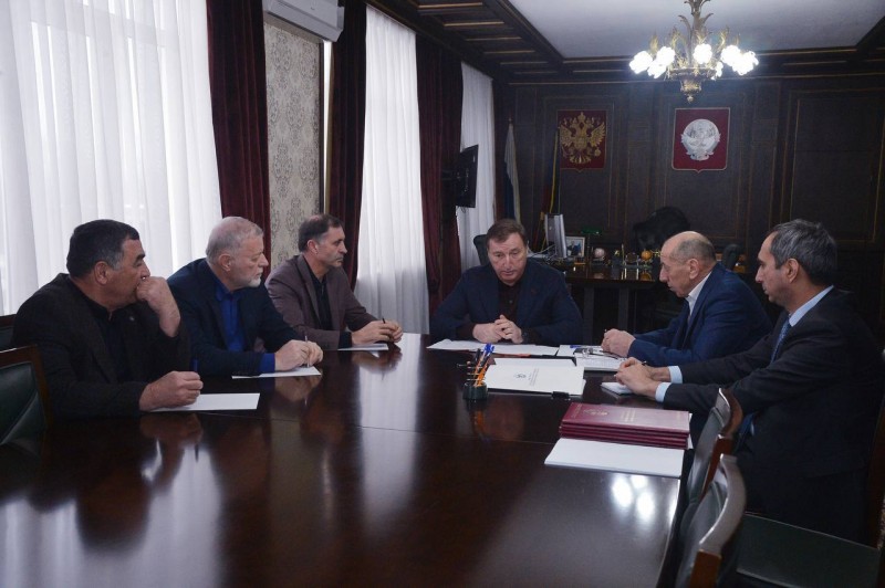 Заур Эминов совместно с делегацией Народного собрания осмотрел ряд объектов в Бабаюртовском районе