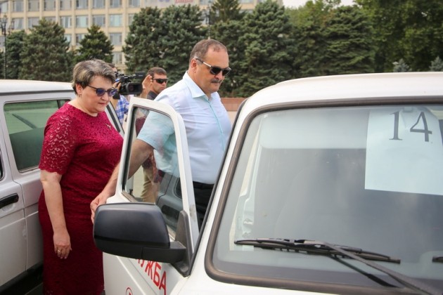 Глава Дагестана вручил ключи от спецавтомобилей главным врачам медучреждений республики
