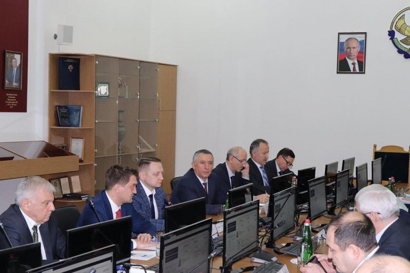 Агарагим Кагиргаджиев принял участие в совещании по подготовке к реализации пилотного проекта по сокращению объемов незавершенного строительства в республике