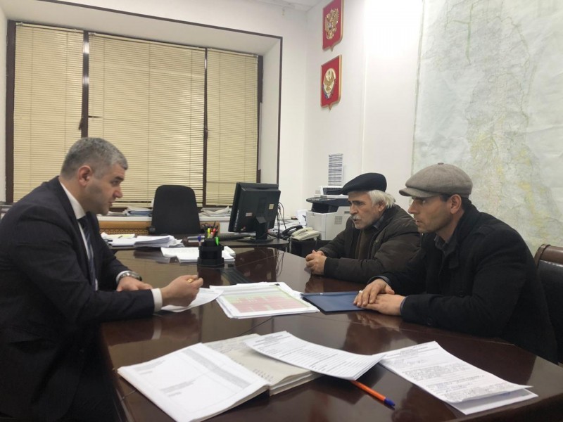 Прием граждан провел заместитель министра по земельным и имущественным отношениям Хабиб Джанаев