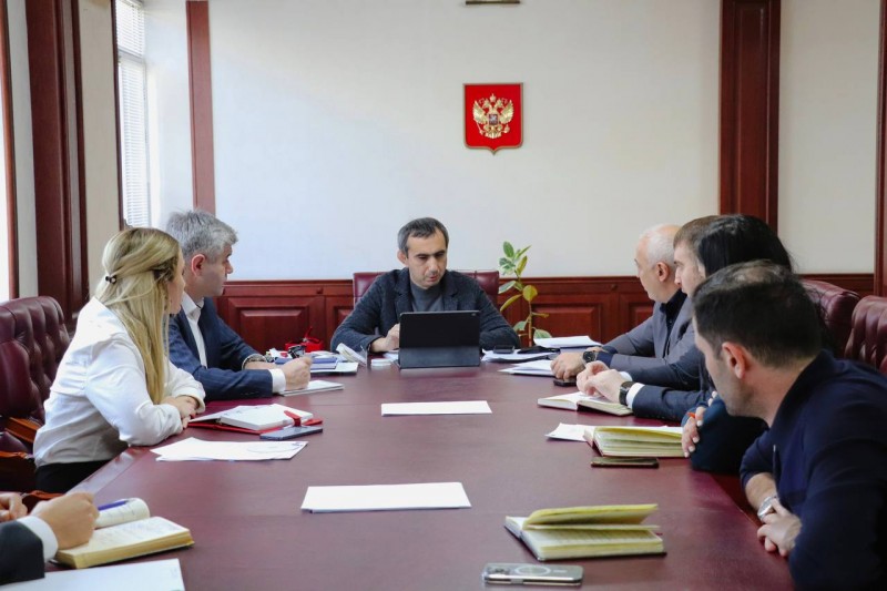 Под руководством Заура Эминова прошло еженедельное аппаратное совещание