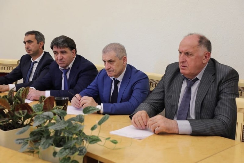 Заур Эминов принял участие в рабочей встрече Председателя Правительства РД Абдулмуслима Абдулмуслимова с начальником управления Росимущества