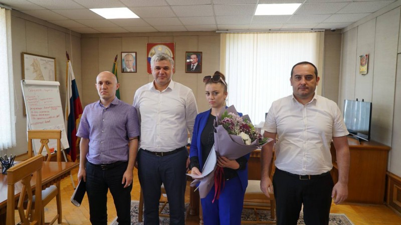 Первый заместитель министра Хабиб Джанаев вручил ключи от квартир детям-сиротам