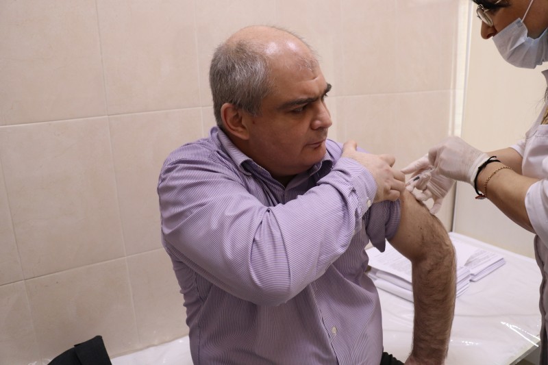 Сотрудники Минимущества Дагестана прошли вакцинацию от COVID-19