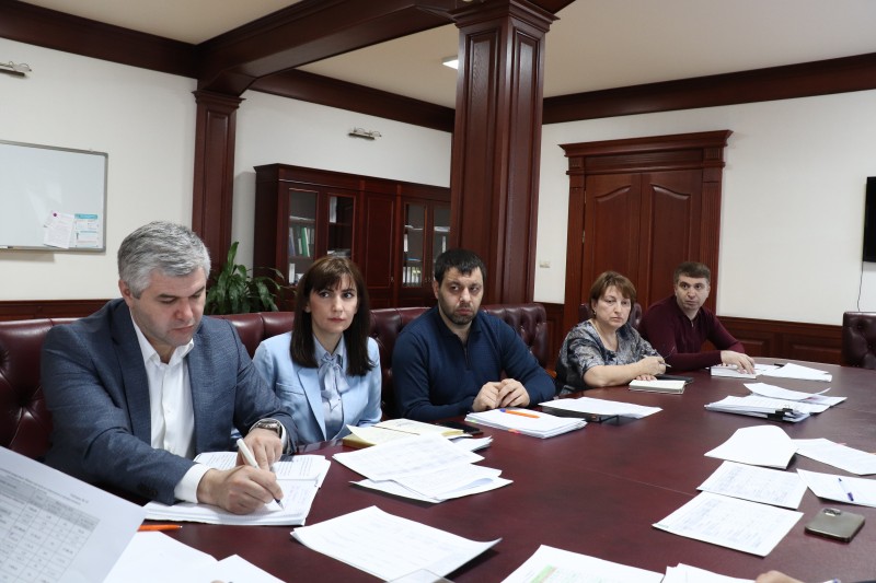 Заур Эминов провел совещание по вопросу поступления неналоговых доходов в республиканский бюджет