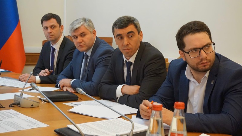 Заур Эминов провёл совещание по вопросу рассмотрения замечаний к проектам нормативных актов Правительства РД