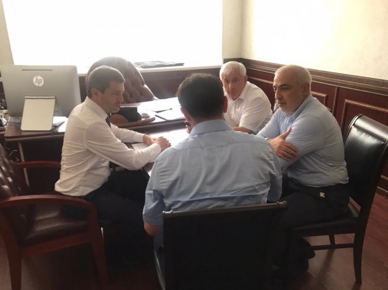 Эмиль Татаев провел встречу с министром промышленности и торговли РД