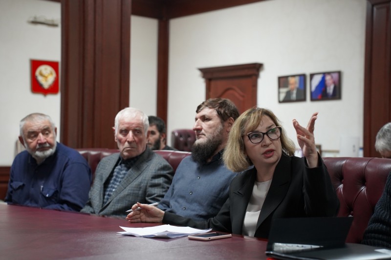Заур Эминов встретился с инициативной группой жителей села Ахатлы