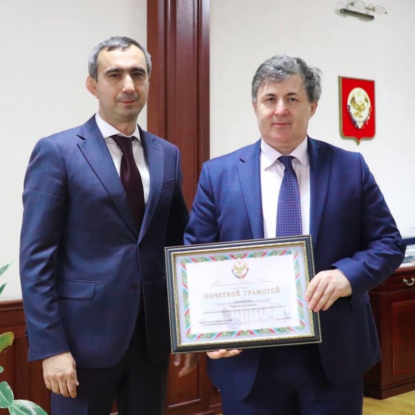 Глава Минимущества Дагестана Заур Эминов наградил отличившихся сотрудников Росреестра РД