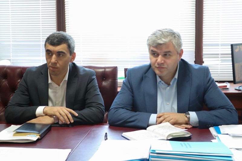 Заур Эминов встретился с представителями администрации Карабудахкентского района
